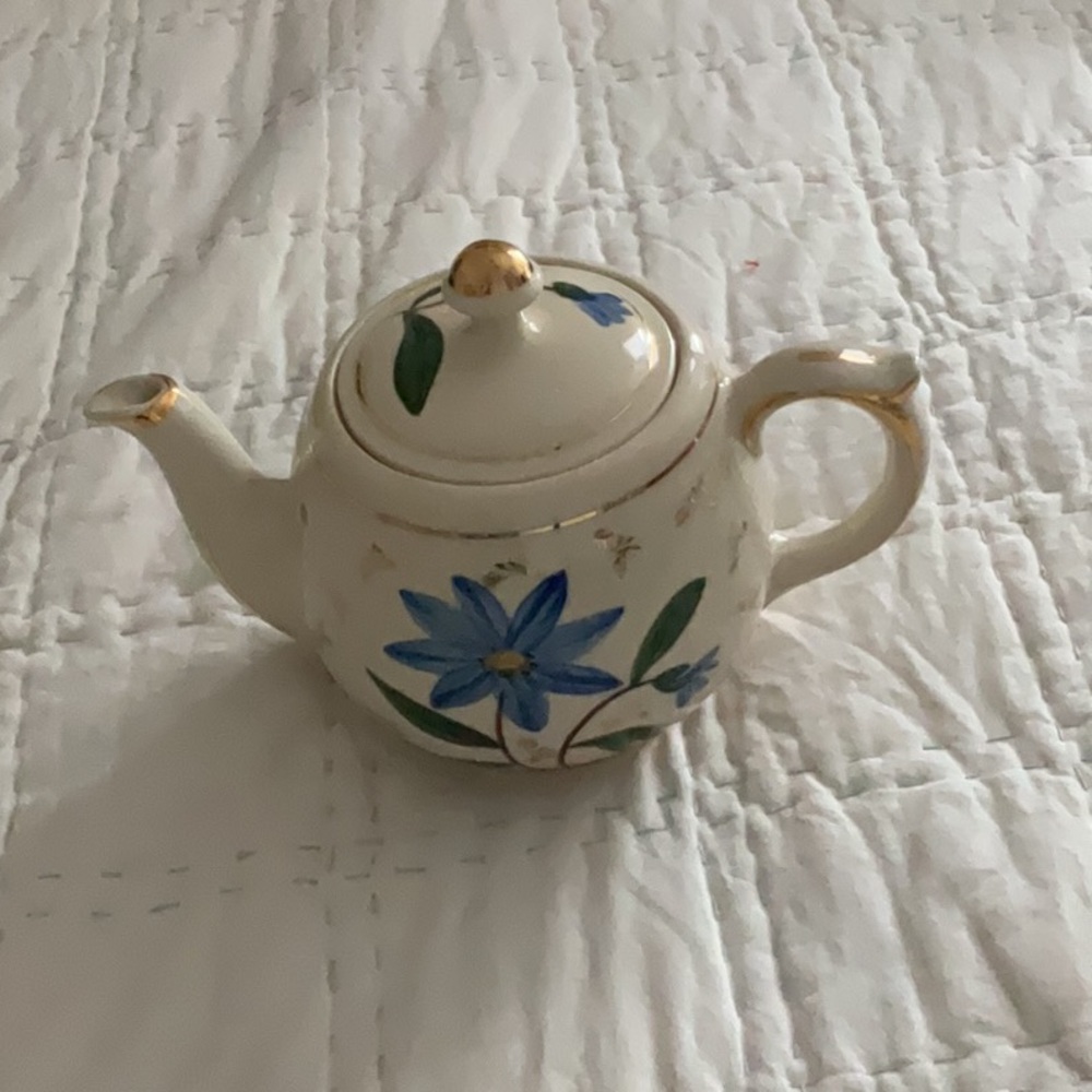 Shawnee pottery teapot